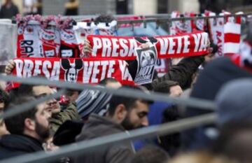 Las protestas de la afición de Rayo contra el fichaje de Zozulya y Martín Presa