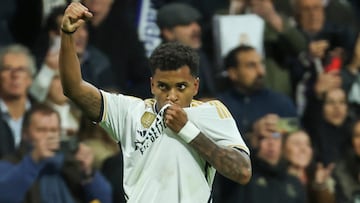 MADRID, 08/11/2023.- El delantero brasileño del Real Madrid Rodrygo celebra el tercer gol del equipo madridista durante el partido de la Liga de Campeones que Real Madrid y SC Braga disputan este miércoles en el estadio Santiago Bernabéu, en Madrid. EFE/Kiko Huesca
