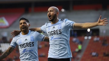 Carlos Gonzpalez festeja un gol con los Tigres