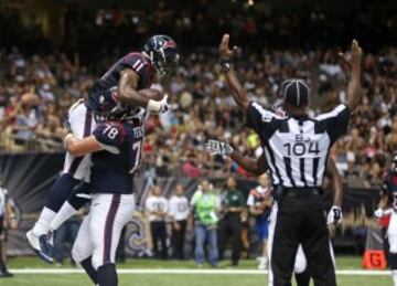 Brian Hoyer celebró su reciente nombramiento como quarterback titular de Houston liderando dos drives anotadores (de sus tres totales) para los Texans. Acabó con 7 de 11 para 82 yardas. Los otros dos mariscales tejanes también acabaron liderando drives anotadores (en la foto Jaelen Strong celebra un TD lanzado por Ryan Mallett). Por parte de New Orleans, Drew Brees jugó un único drive de 75 yardas que acabó en un field goal. Los Saints consiguieron más yardas totales que los Texans, pero no fueron capaces de definir en la Zona Roja.