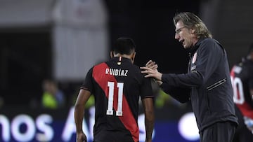 LOS ANGELES, CALIFORNIA - SEPTEMBER 10: Peru head coach Ricardo Gareca talks with RaxFAl RuidxEDaz #11 of Peru in the 2019 International Champions Cup match against Brazil on September 10, 2019 in Los Angeles, California.   Kevork Djansezian/Getty Images/