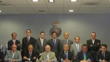 <b>NUEVO CONSEJO. </b>Ramon Condal y su equipo de trabajo, después de ser nombrado presidente el pasado 12 de julio en Cornellà-El Prat.