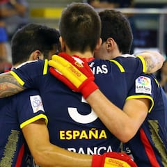 España conecta la apisonadora para pasar a semifinales