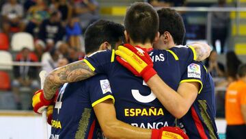 España conecta la apisonadora para pasar a semifinales