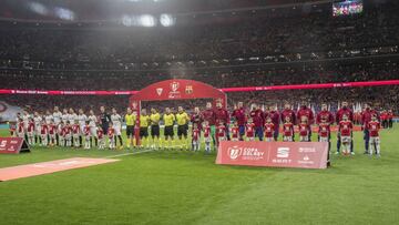 Formaciones de Barcelona y Sevilla en el Wanda Metropolitano antes de la final de Copa del Rey