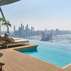 Así es Aura Skypool: la piscina infinita más alta del mundo y con vistas 360 a la isla de la palmera