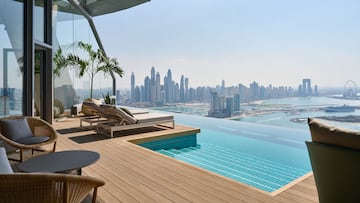 Así es Aura Skypool: la piscina infinita más alta del mundo y con vistas 360 a la isla de la palmera