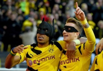 Pierre-Emerick Aubameyang y Marco Reus del Borussia Dortmund celebran un gol.