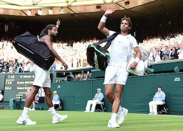 El tercer tenista en activo que cuenta con un balance positivo con Nadal es el jamaicano (antes alemán) Dustin Brown, que derrotó a Nadal las dos veces que se enfrentaron sobre la hierba de Halle (2014) y Wimbledon (2015)