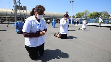 Un grupo de creyentes reza a las puertas de un hospital de Lima en el que est&aacute;n siendo tratados varios pacientes diagnosticados con la enfermedad del nuevo coronavirus.