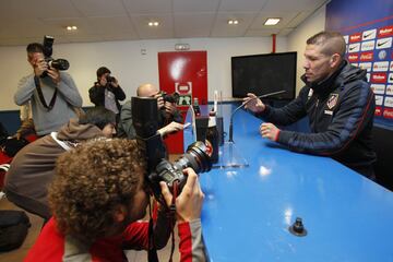 El partido a partido sorprendió a todos en un primer momento. "Partido a partido", respondía en una rueda de prensa sí y otra también cuando se le preguntaba al técnico del Atlético sobre los retos en un futuro cercano. Para el Cholo el objetivo era ganar el siguiente encuentro. Y luego el otro. Esa máxima se la fueron apropiando posteriormente casi todos los entrenadores de LaLiga española y ya no sorprende a nadie. Incluso también en otras modalidades deportivas se hizo popular el partido a partido. "Quiero un Atlético agresivo, fuerte, aguerrido y contragolpeador", dijo en la rueda de prensa cuando llegó al club madrileño. Más o menos se han ido cumpliendo esas premisas. Los más críticos con su labor le piden un fútbol más bonito, más espectacular
