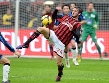 Debutó con el AC Milan el 6 de diciembre de 2011 con 16 años, 9 meses y 3 días.