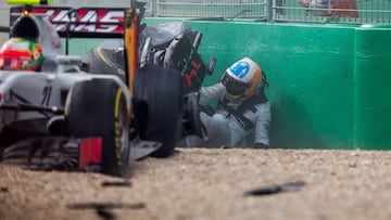 Fernando Alonso saliendo del McLaren tras su accidente en Australia.