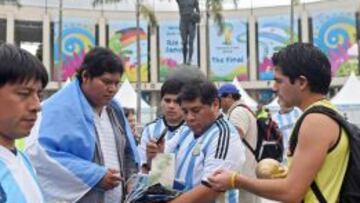 Cientos de aficionados reciben en Río a la selección argentina