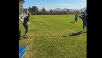 Cristóbal Campos se pone los guantes, vuelve a jugar fútbol y emociona a todo Chile