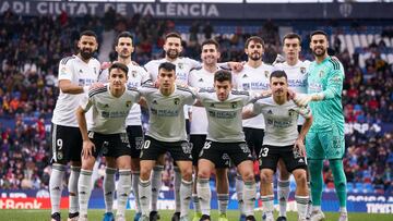 VALENCIA, SPAIN - JANUARY 29: The Burgos CF team line up for a photo prior to kick off during the LaLiga SmartBank match between Levante UD and Burgos CF at Ciutat de Valencia on January 29, 2023 in Valencia, Spain. (Photo by Manuel Queimadelos/Quality Sport Images/Getty Images)