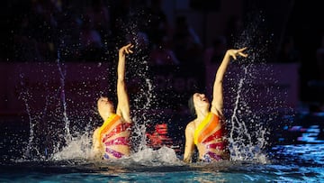 Txell Mas y Blanca Toledano, durante el do mostrado en la Barceloneta.