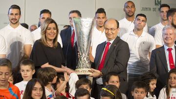 Entrega de la Europa Liga a la presidenta de la Junta de Andalucía, Susana Díaz