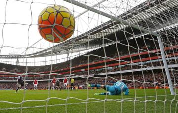 Jamie Vardy sends Peter Cech the wrong way to put Leicester in front