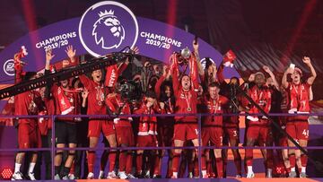 Los jugadores del Liverpool celebran la conquista de la Premier la pasada temporada.