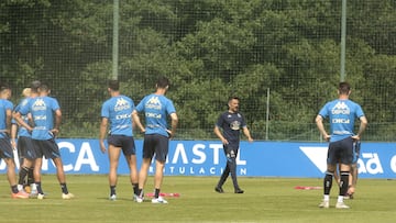 Rubén de la Barrera, junto a sus jugadores en Abegondo.