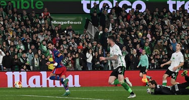 0-1. Gran pase al espacio de Fermín López para Ferran Torres. 'El Tiburón' encara a Jokin Ezquieta, y en el mano a mano, regatea al portero y anota a placer.
