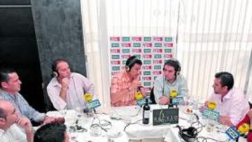 <b>VISIÓN POLÍTICA. </b>El concejal de deportes recibió, como ya es tradicional, la impagable caja con los excelsos vinos de Bodegas Valsacro. Bendodo en todo momento se mostró esperanzado de que el equipo va a salir adelante. "Sería un palo muy gordo descender, pero en eso no se puede pensar".