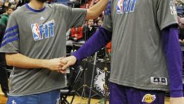 <b>DOS AMIGOS. </b>Ricky Rubio estrecha la mano de Pau Gasol sobre la pista del Target Center bajo la mirada del utillero de los Timberwolves.