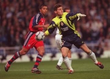 Iker Casillas durante un partido de semifinales de la Champions League frente al Bayern Munich en la temporada 99/00