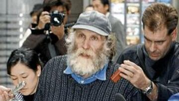 <b>ÚLTIMAS IMÁGENES. </b>Bobby Fischer salió en abril de 2005, con aspecto desaliñado, hacia Islandia. El país en el que se proclamó campeón mundial le salvó de una posible cárcel.