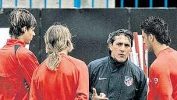 <b>EL RELEVO ATACANTE. </b>Manu, Marqués y Rufino escuchan a Murcia en el entrenamiento de ayer.