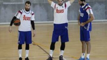 Felipe Reyes, flanqueado por Sergio Rodríguez y Giannis Bourousis en un entrenamiento.