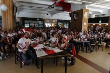 DEPORTES
LOS HINCHAS DE RIVER VIENDO EL PÁRTIDO EN BAR DEL ESTADIO.
FOTO ORTIZ GUSTAVO 16-12-15