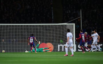 Matteo Poilitano, en  la banda derecha, centra al área azulgrana y el defensa del Nápoles, llegando desde segunda línea, dispara ajustado y raso a la derecha de Marc-André Ter Stegen.