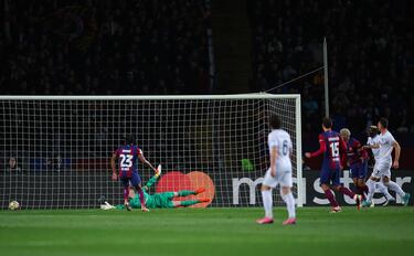 Matteo Poilitano, en  la banda derecha, centra al área azulgrana y el defensa del Nápoles, llegando desde segunda línea, dispara ajustado y raso a la derecha de Marc-André Ter Stegen.