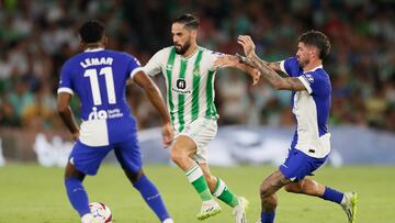 Sevilla, 20/08/2023.- El centrocampista del Betis Isco (c) disputa una posesión ante el centrocampista francés del Atlético de Madrid Thomas Lemar (i) durante el partido de liga que disputan este domingo el Real Betis y el Atlético de Madrid en el estadio Benito Villamarín de Sevilla. EFE/José Manuel Vidal
