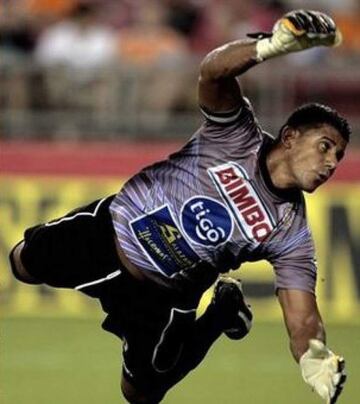 El salvadoreño que pasara por la MLS, tuvo un gran éxito en el balón parado y terminó su carrera con 31 anotaciones.