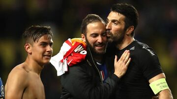 Buffon besa a Higuaín tras el partido.