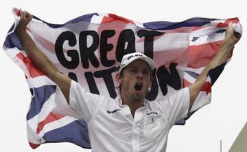 El británico culminó su carrera deportiva en 2009, cuando se proclamó campeón del mundo junto a Brawn GP en una temporada donde el polémico difusor de su monoplaza se convirtió en uno de los grandes protagonistas. En esa temporada, Button sumó seis de las 14 victorias totales que acumuló en el Gran Circo y mantuvo un buen nivel durante los años posteriores hasta que sus últimos años, coincidieron con la caída de McLaren en el Mundial. Debutó junto a Williams y también se puso al volante de un monoplaza junto a la escudería Benetton, Renault, BAR y Honda, con quien sumó su primer triunfo después de 113 grandes premios en la F1. 