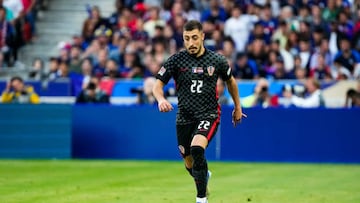 Josip Juranovic conduce el balón en un partido de la UEFA Nations League con Croacia