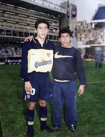 Recién comenzaba su camino en Boca Juniors y a Riquelme ya le pedían fotos. A su lado un recogepelotas, un tal Carlitos Tévez.