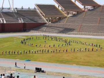 El Estadio Mmabatho se levant¨® en 1981 y es tan raro que ni se conoce al arquitecto, tiene una capacidad de casi 60.000 espectadores