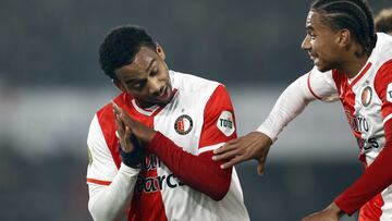 Rotterdam (Netherlands), 12/11/2023.- Quinten Timber (L) of Feyenoord celebrates after scoring the 1-0 goal with teammate Calvin Stengs during the Dutch Eredivisie match between Feyenoord and AZ Alkmaar at Feyenoord Stadion de Kuip in Rotterdam, Netherlands, 12 November 2023. (Países Bajos; Holanda) EFE/EPA/Pieter Stam de Jonge