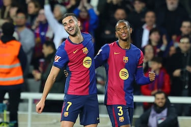 1-0. Ferran Torres celebra con Álex Balde el primer gol que marca en el minuto 10 de partido.