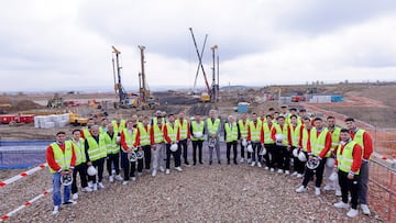 La expedición del Atlético, en las obras de la futura Ciudad del Deporte.