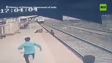 ¡Un hombre salva a un niño justo antes de ser arrollado por un tren!