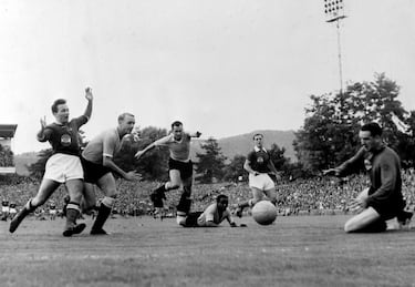 Se enfundó la camiseta de la selección uruguaya un total de 31 ocasiones desde 1952 hasta 1957. Santamaría participó con nota en el Mundial de Suiza de 1954, aunque los vigentes campeones no pudieron revalidar el título tras perder en semifinales ante Hungría (4-2). Tampoco pudieron vencer a Austria (3-1) por el tercer puesto (en la foto). 