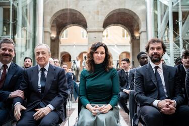 El presidente del Real Madrid, Florentino Pérez, la presidenta de la Comunidad de Madrid, Isabel Díaz Ayuso, y el jugador de baloncesto del Real Madrid Sergio Llull. 