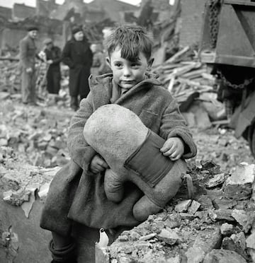 Un niño abandonado no se separa de su peluche favorito tras un bombardeo aéreo alemán de Londres.