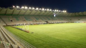 Temuco: Su estadio es el Germán Becker construido por los presos de la cárcel de la capital Araucana. Allí se jugó uno de los partidos más emblemáticos del fútbol chileno en el que Deportes Temuco venció 1-0 a la Unión Soviética. Su actual capacidad es para 18.936 espectadores.